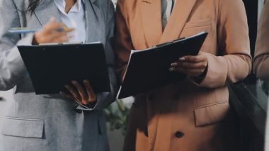 İş adamları el sıkışıyor, toplantı yapıyor, takım çalışması yapıyor.