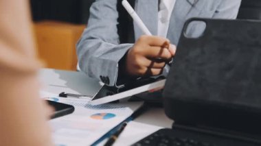 Ofisinde tableti olan genç bir iş adamı.