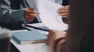İş adamları ofiste tartışıyor
