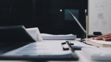 Ekonomik raporla çalışan iş ekibi