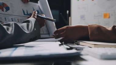 Kapat. İş ekibi mali verileri tartışıyor