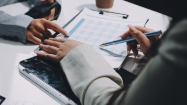 İş adamı ve iş kadını iş planı ve planlarını tartışıyor