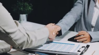 İş adamları el sıkışıyor, toplantıyı bitiriyor..