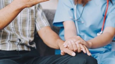 Hastanede doktor ve kıdemli hasta var.