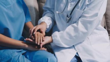 Üniformalı iki doktoru kapatın.