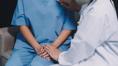 Doktor ve hasta hastanede.