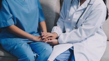 Kadın doktor ve hasta hastanede..