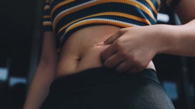 Esrarlı sigara içen kadın..