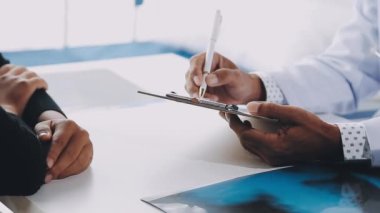 İş ekibi toplantısı. Modern ofiste çalışan profesyonel takım..