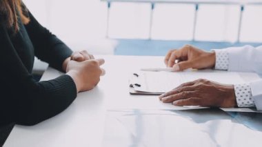 Doktor ve hasta sağlık hakkında tartışıyorlar.