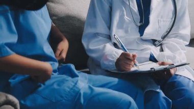 Hastane koğuşunda dijital tabletli dijital tablet tutan doktor. Sağlık ve Tıp Konsepti.