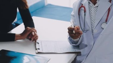 Kapat. Ofiste iki doktor var..