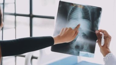 Doktor X-ray görüntüsü tutuyor