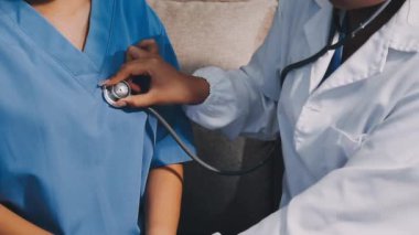 Doktor ellerinin steteskopu tutarken yakın plan.