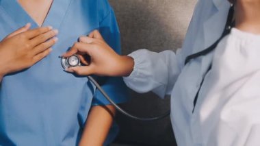 Doktor kan basıncını ölçüyor.