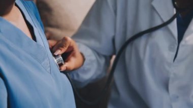 yakın çekim - hastane arka planında doktor eli.