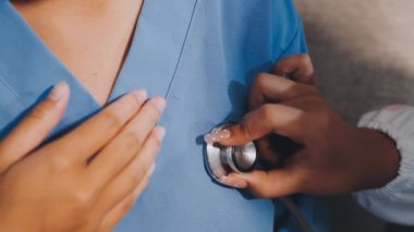 Steteskop tutan üniformalı bir doktor.