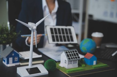 Karbon dengeli fiyat raporu CO2 emisyonu. ESG etik KOBİ ofisindeki gelecekteki büyüme ağı sıfır atığı küresel ısınma sosyal meseleleri projesini koruyor. Bir grup Asyalı SDG 'nin planı