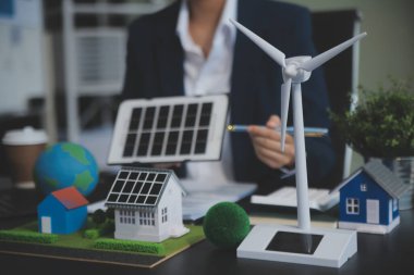 Karbon dengeli fiyat raporu CO2 emisyonu. ESG etik KOBİ ofisindeki gelecekteki büyüme ağı sıfır atığı küresel ısınma sosyal meseleleri projesini koruyor. Bir grup Asyalı SDG 'nin planı