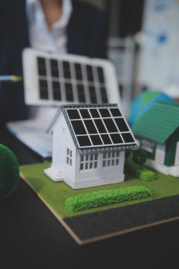 Karbon dengeli fiyat raporu CO2 emisyonu. ESG etik KOBİ ofisindeki gelecekteki büyüme ağı sıfır atığı küresel ısınma sosyal meseleleri projesini koruyor. Bir grup Asyalı SDG 'nin planı