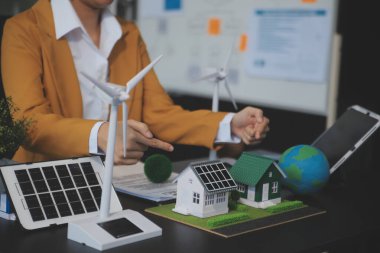 Karbon dengeli fiyat raporu CO2 emisyonu. ESG etik KOBİ ofisindeki gelecekteki büyüme ağı sıfır atığı küresel ısınma sosyal meseleleri projesini koruyor. Bir grup Asyalı SDG 'nin planı