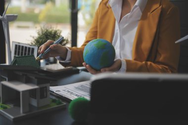 Karbon dengeli fiyat raporu CO2 emisyonu. ESG etik KOBİ ofisindeki gelecekteki büyüme ağı sıfır atığı küresel ısınma sosyal meseleleri projesini koruyor. Bir grup Asyalı SDG 'nin planı