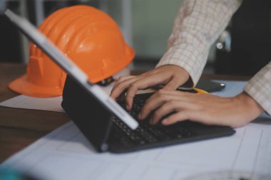 Mühendisler toplantı yapıyor ve ofiste bir planı tartışıyorlar. Mühendislik araçları ve inşaat konsepti