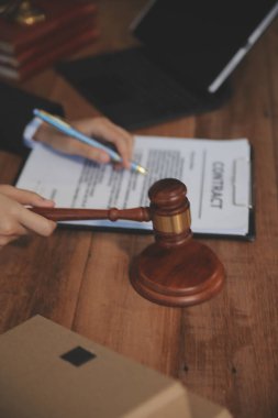 Yargıç Gavin ve Adalet Avukatları hukuk firmasının arka planında takım toplantısı yapıyorlar. Hukuk ve Hukuk Hizmetleri kavramları.