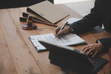 Yargıç Gavin ve Adalet Avukatları hukuk firmasının arka planında takım toplantısı yapıyorlar. Hukuk ve Hukuk Hizmetleri kavramları.