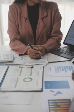 Modern dizüstü bilgisayarla gelir tabloları ve grafiklerini analiz eden iş ekibini kapatın. İş analizi ve strateji kavramı.