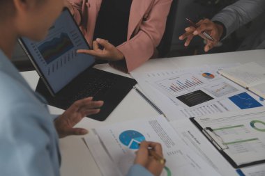 Modern dizüstü bilgisayarla gelir tabloları ve grafiklerini analiz eden iş ekibini kapatın. İş analizi ve strateji kavramı.