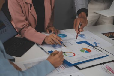 Modern dizüstü bilgisayarla gelir tabloları ve grafiklerini analiz eden iş ekibini kapatın. İş analizi ve strateji kavramı.