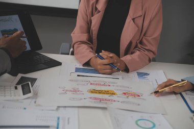 Modern dizüstü bilgisayarla gelir tabloları ve grafiklerini analiz eden iş ekibini kapatın. İş analizi ve strateji kavramı.