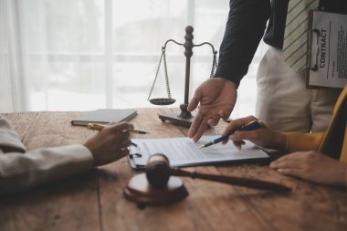 İşletme ve avukatlar ofiste yüksek rütbeli avukatlarla sözleşme belgelerini tartışıyorlar. Hukuk, hukuk hizmetleri, danışmanlık, adalet ve hukuk konsepti film tahıl etkisi ile resim