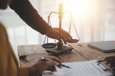 İşletme ve avukatlar ofiste yüksek rütbeli avukatlarla sözleşme belgelerini tartışıyorlar. Hukuk, hukuk hizmetleri, danışmanlık, adalet ve hukuk konsepti film tahıl etkisi ile resim