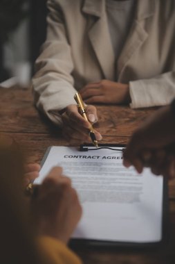 İşletme ve avukatlar ofiste yüksek rütbeli avukatlarla sözleşme belgelerini tartışıyorlar. Hukuk, hukuk hizmetleri, danışmanlık, adalet ve hukuk konsepti film tahıl etkisi ile resim