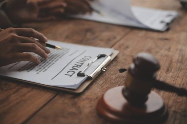 İşletme ve avukatlar ofiste yüksek rütbeli avukatlarla sözleşme belgelerini tartışıyorlar. Hukuk, hukuk hizmetleri, danışmanlık, adalet ve hukuk konsepti film tahıl etkisi ile resim