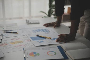 Modern dizüstü bilgisayarla gelir tabloları ve grafiklerini analiz eden iş ekibini kapatın. İş analizi ve strateji kavramı.