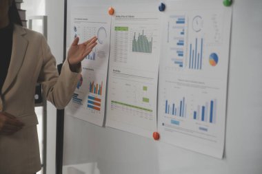 Modern dizüstü bilgisayarla gelir tabloları ve grafiklerini analiz eden iş ekibini kapatın. İş analizi ve strateji kavramı.