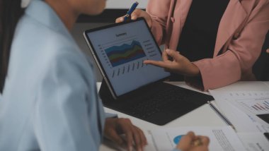 Modern dizüstü bilgisayarla gelir tabloları ve grafiklerini analiz eden iş ekibini kapatın. İş analizi ve strateji kavramı.