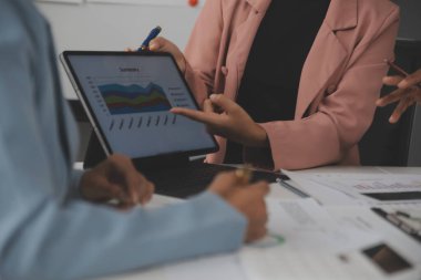 Modern dizüstü bilgisayarla gelir tabloları ve grafiklerini analiz eden iş ekibini kapatın. İş analizi ve strateji kavramı.