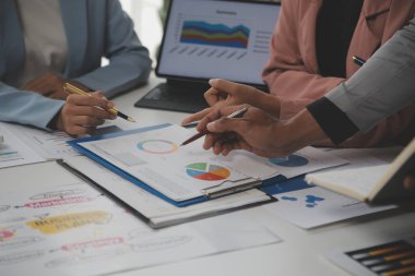 Modern dizüstü bilgisayarla gelir tabloları ve grafiklerini analiz eden iş ekibini kapatın. İş analizi ve strateji kavramı.