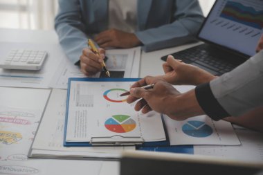 Modern dizüstü bilgisayarla gelir tabloları ve grafiklerini analiz eden iş ekibini kapatın. İş analizi ve strateji kavramı.