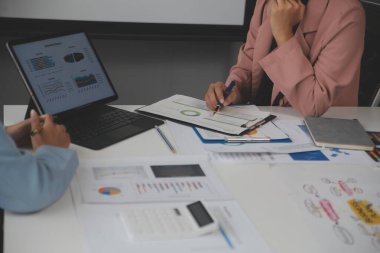 Modern dizüstü bilgisayarla gelir tabloları ve grafiklerini analiz eden iş ekibini kapatın. İş analizi ve strateji kavramı.