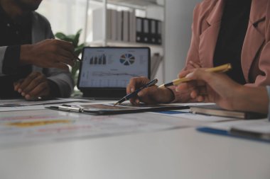 Modern dizüstü bilgisayarla gelir tabloları ve grafiklerini analiz eden iş ekibini kapatın. İş analizi ve strateji kavramı.