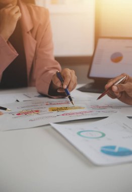 Modern dizüstü bilgisayarla gelir tabloları ve grafiklerini analiz eden iş ekibini kapatın. İş analizi ve strateji kavramı.