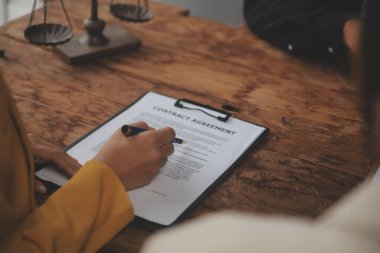 İşletme ve avukatlar ofiste yüksek rütbeli avukatlarla sözleşme belgelerini tartışıyorlar. Hukuk, hukuk hizmetleri, danışmanlık, adalet ve hukuk konsepti film tahıl etkisi ile resim