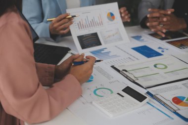 Modern dizüstü bilgisayarla gelir tabloları ve grafiklerini analiz eden iş ekibini kapatın. İş analizi ve strateji kavramı.