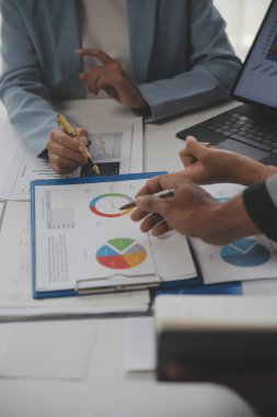 Modern dizüstü bilgisayarla gelir tabloları ve grafiklerini analiz eden iş ekibini kapatın. İş analizi ve strateji kavramı.