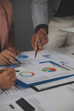 Modern dizüstü bilgisayarla gelir tabloları ve grafiklerini analiz eden iş ekibini kapatın. İş analizi ve strateji kavramı.